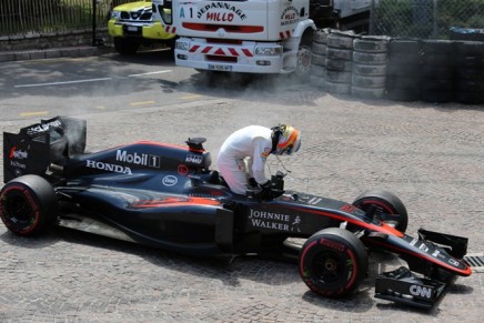 24.05.2015- Race, Fernando Alonso (ESP) McLaren Honda MP4-30 out of the race