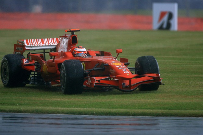 Race, Kimi Raikkonen (FIN), Scuderia Ferrari F2008 in the gravel