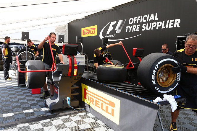F1 | Pirelli: “Cedimento causato da un taglio”. Hamilton critico
