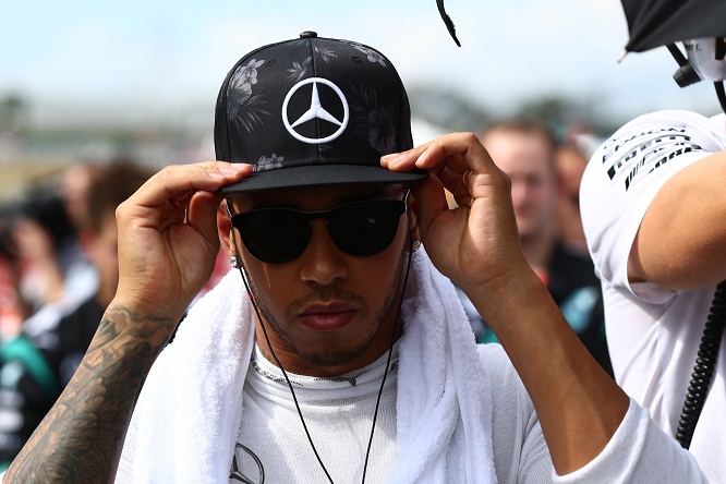 F1 | Hamilton spiega il ritardo in Brasile: “Febbre e incidente stradale”