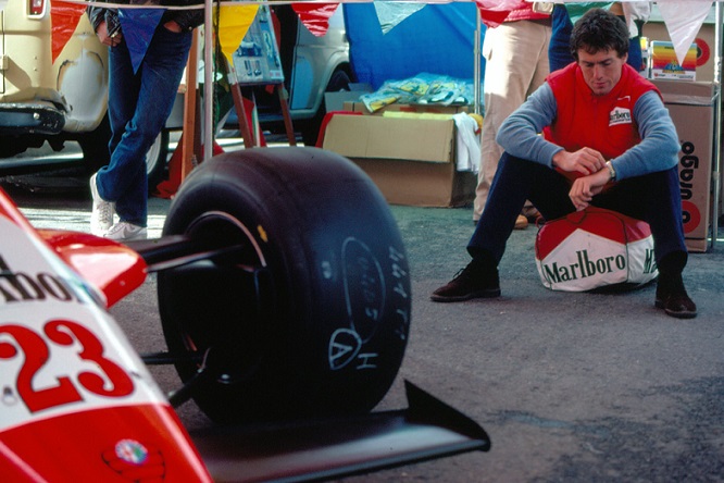 f1-134 foto3 De Cesaris box Alfa Romeo