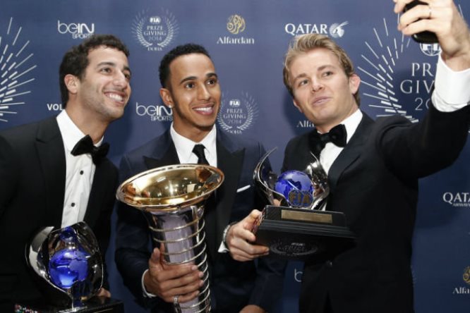 Ricciardo-Hamilton-Rosberg-selfie-FIA-Awards-2015