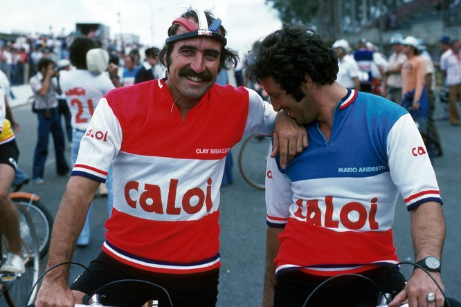 foto 9 Clay Regazzoni e Mario Andretti in bicicletta