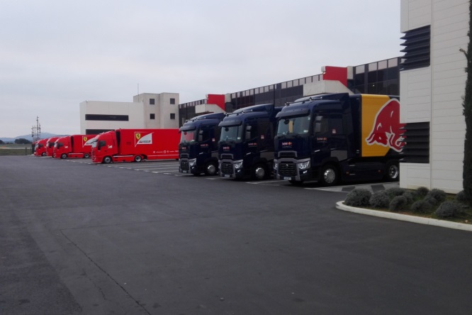 PaulRicard-2016-Test-Pirelli-day1-001-Camion-Ferrari-Red-Bull