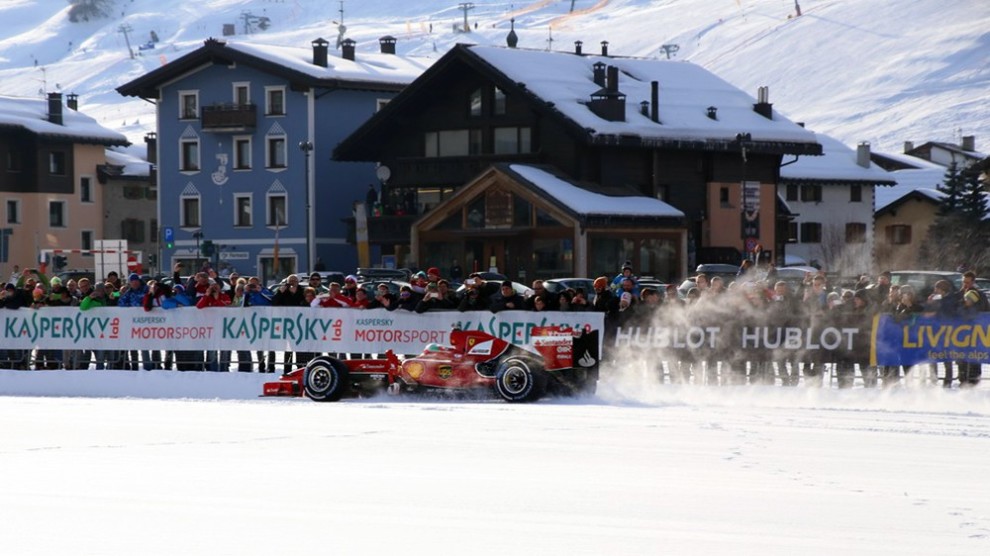 F1 | Fisichella con la Ferrari sulle nevi di Livigno