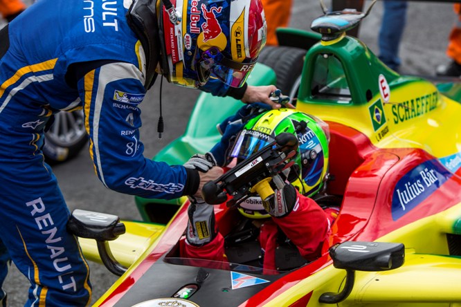 Buemi si congratula con di Grassi