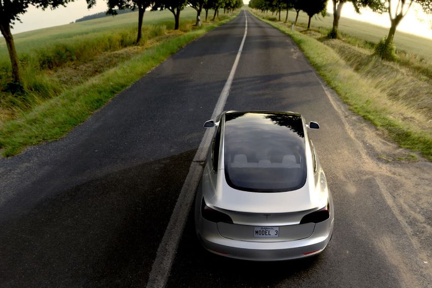 Tesla sceglie da sola quando cambiare corsia