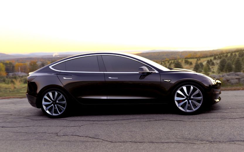 Tesla Model 3 accelera il futuro sostenibile