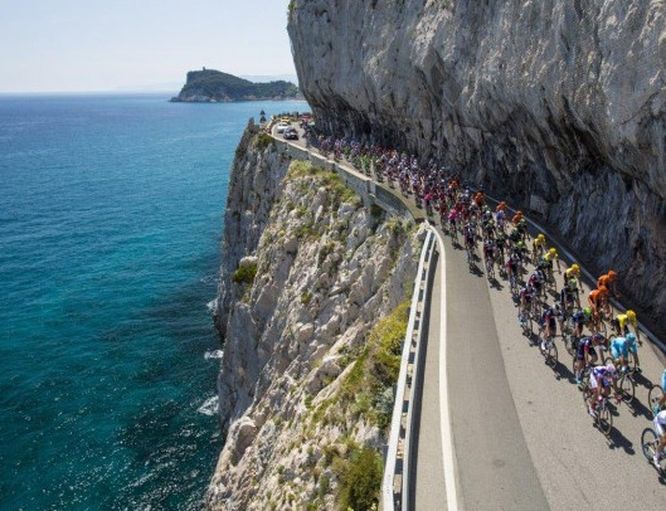 Giro d’Italia: in bicicletta a 80 all’ora