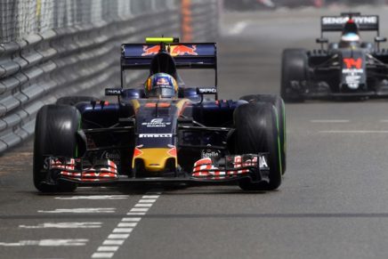 29.05.2016 - Race, Carlos Sainz Jr (ESP) Scuderia Toro Rosso STR11 leads Fernando Alonso (ESP) McLaren Honda MP4-31