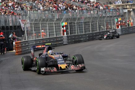 29.05.2016 - Race, Carlos Sainz Jr (ESP) Scuderia Toro Rosso STR11 leads Fernando Alonso (ESP) McLaren Honda MP4-31