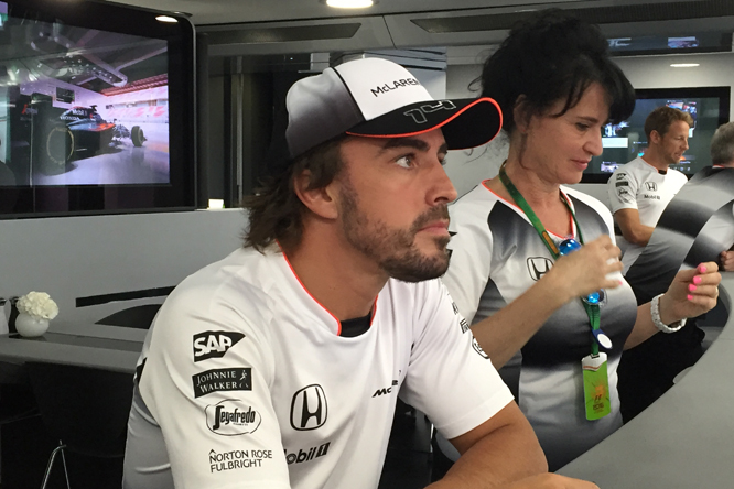 Alonso_paddock_Hockenheim2016