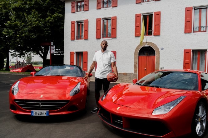 Kobe Bryant in visita alla Ferrari a Maranello