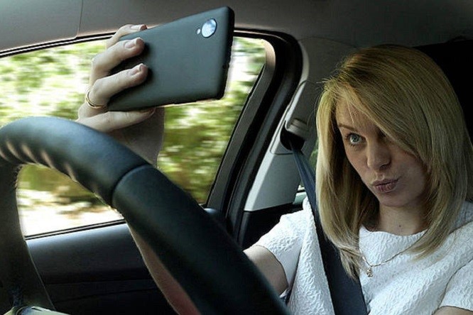 Smartphone al volante: telecamere fisse per controllare