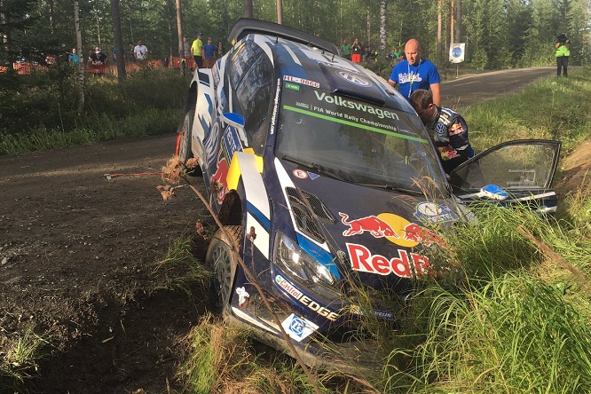 WRC | Rally Finlandia: Meeke padrone, Ogier lascia 16 minuti in un fosso!