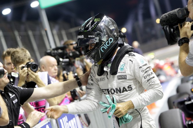 F1 | Singapore: Rosberg una pole che stende Hamilton. Vettel ultimo