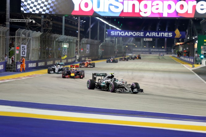 F1 | Singapore: marshall in pista dopo il via libera della FIA