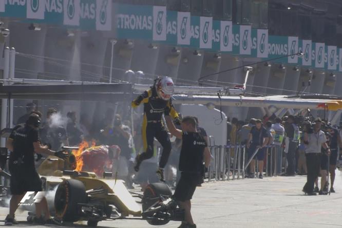 renault-incendio-magnussen-sepang-2016-malesia