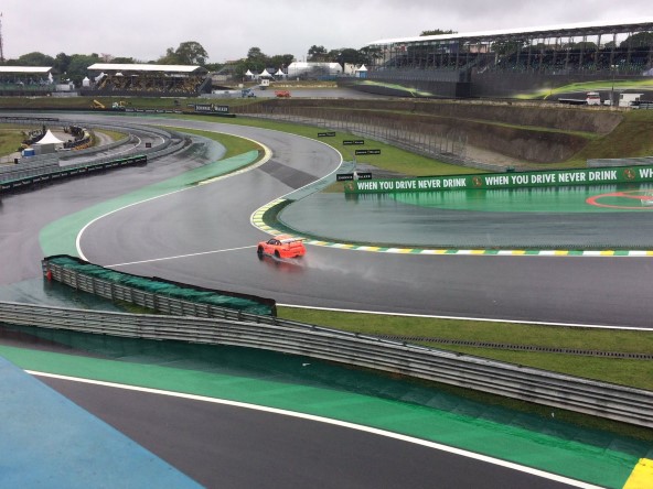 Interlagos: gatas desafiam tempo ruim em corrida da Moto 1000 - SiteBarra