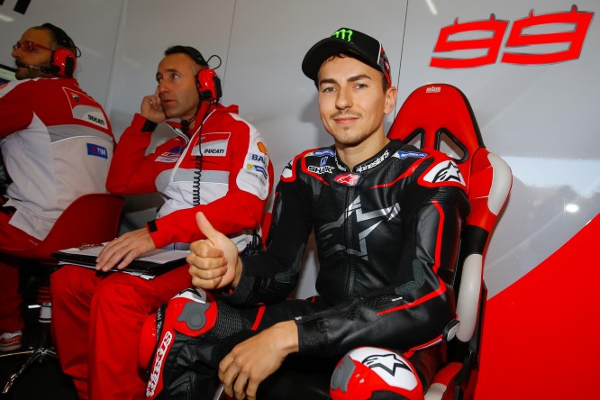 MotoGP | Ciabatti: “Lorenzo sorride, gli è piaciuta la Ducati”