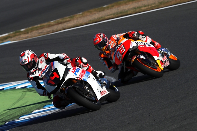 2016-honda-racing-thanks-day-fernando-alonso-and-marc-marquez-on-the-rc213v