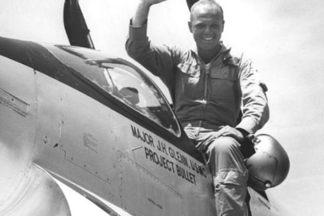 F8U-1P, firmato John Glenn