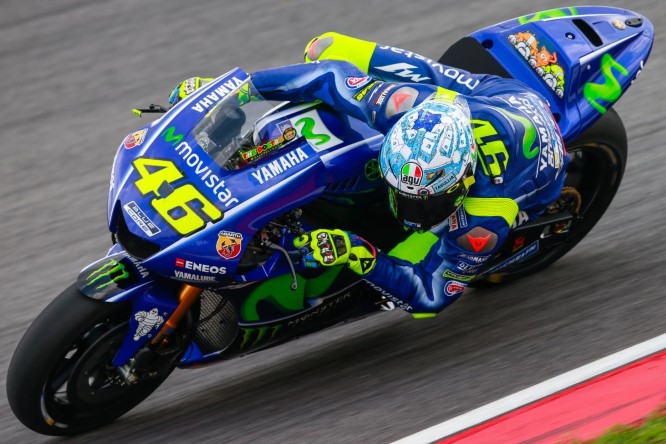 MotoGP | Una Tavullia innevata per il casco invernale di Rossi