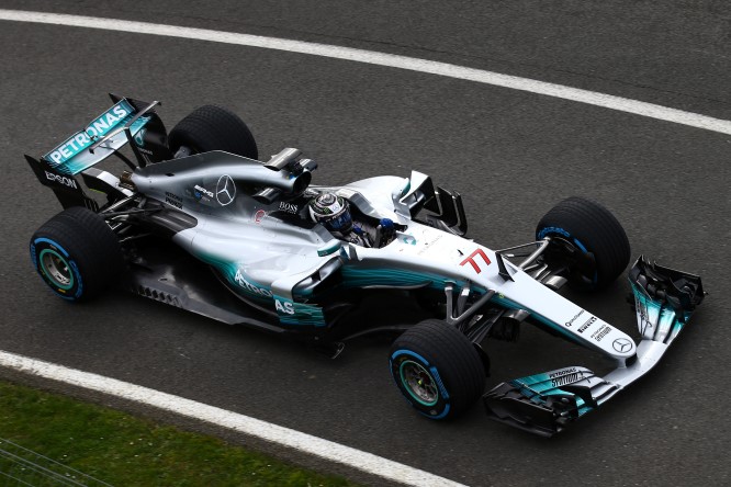 F1 | Mercedes divisa fra ala a T e pinna da squalo