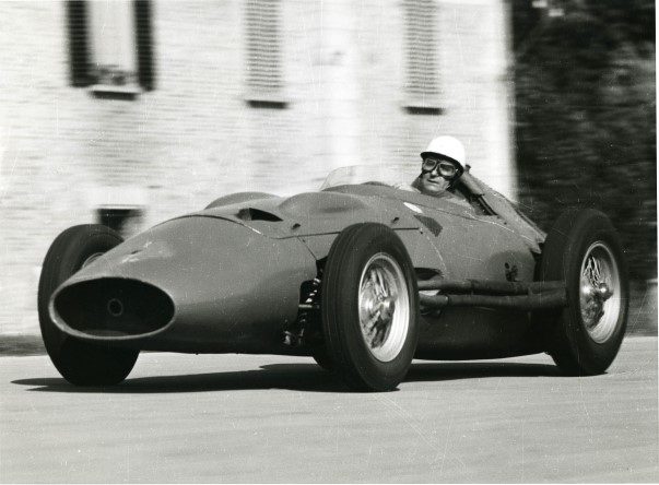 1957 07 .. imola autodromo - Fangio collauda Maserati F.1 250 F (foto MINARINI arch g_negrini) - Copia