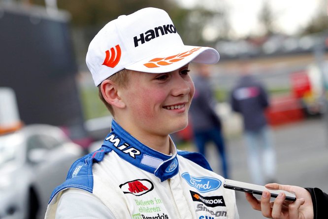 British F4 | Donington: grave incidente a Billy Monger