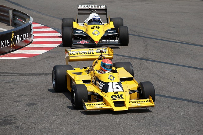 Renault: l&#8217;esibizione per i 40 anni dal debutto in F1 &#8211; FOTO