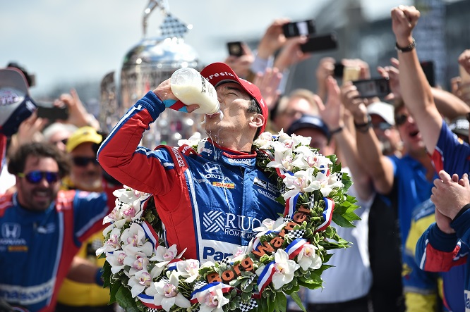 Sato IndyCar vittoria Indy 500 2017 foto 3 latte