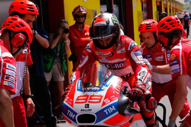 99-jorge-lorenzo-esp04220_gpmugello_motogp_ambience.gallery_full_top_lg (Custom)