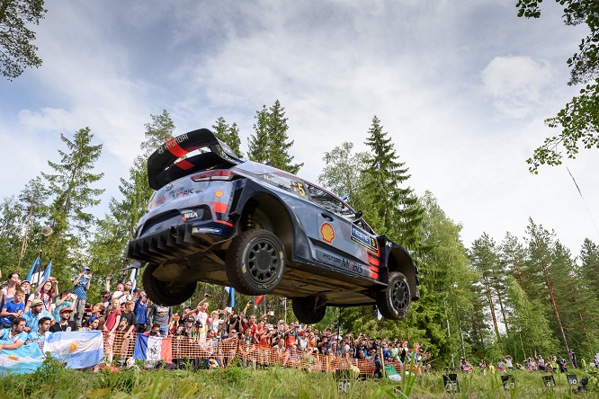 WRC | Ogier non affonda, ma Neuville fa paura
