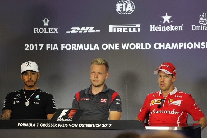 F1 | Magnussen: &#8220;Hamilton è sempre in mezzo alla pista&#8221;