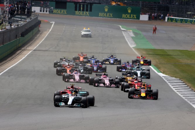 DRS aperto alla Abbey: pareri contrastanti tra Hamilton e Verstappen