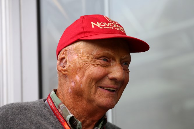 La F1 ricorderà Lauda con i cappellini rossi in griglia