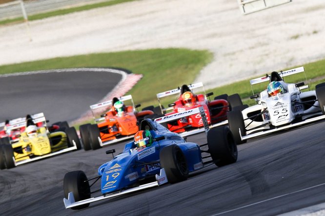 F4 ASIA | Sepang: la prima gara senza auto al traguardo