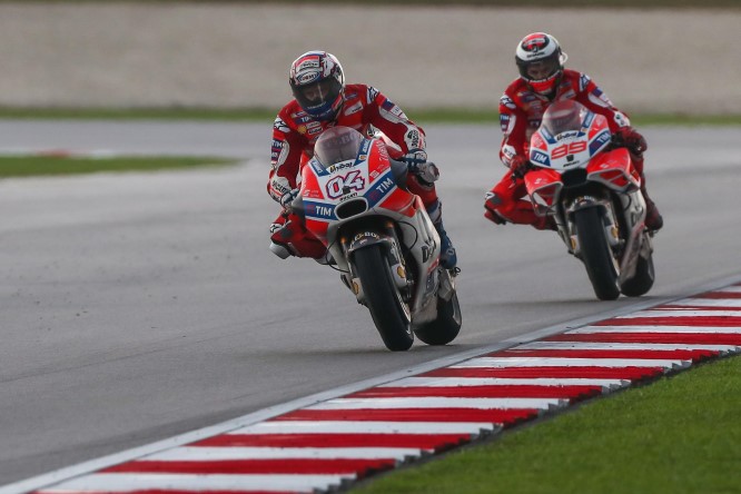 04-andrea-dovizioso-ita-99-jorge-lorenzo-espa81i0631.gallery_full_top_fullscreen (Custom)