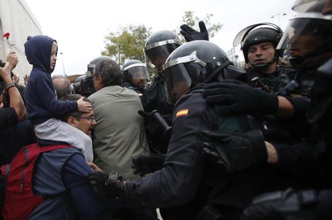 Referendum Barcellona: catalani al voto tra le violenze