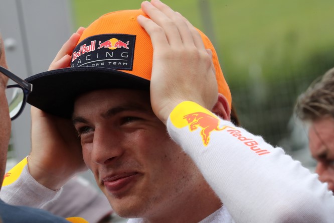 Grid girls must stay in F1 – Verstappen