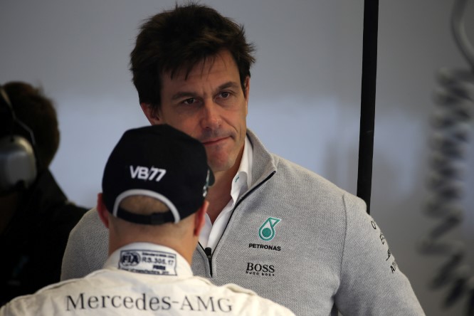 Wolff agita il mercato piloti e svela la corte a Sainz