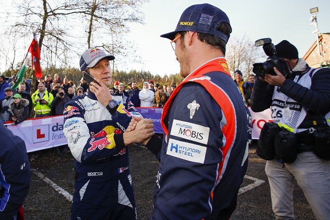 Neuville si congratula con Ogier