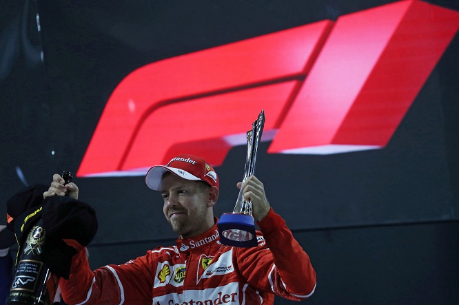 Vettel (Ferrari) e sullo sfondo il logo F1