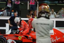 Hamilton guarda Vettel