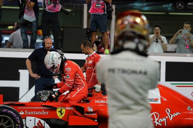 Hamilton guarda Vettel