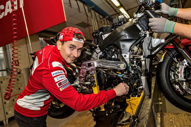 Ducati Panigale V4 in consegna presso i concessionari europei