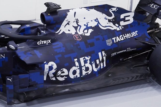 Red Bull RB14 dettaglio cofano e pinna presentazione