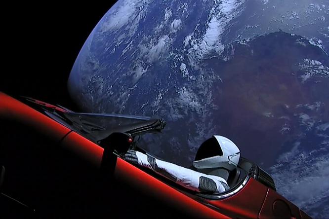 “Don’t panic!”, c’è una Tesla nello spazio