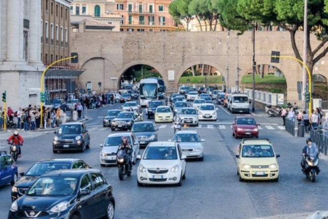 Coronavirus, ancora troppe auto in circolazione